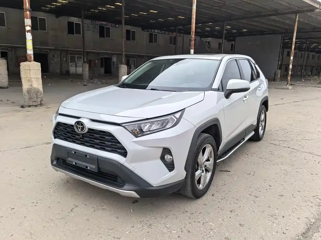Toyota RAV4 — фото 1