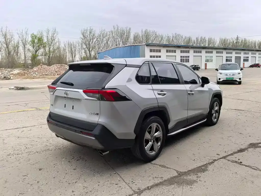 Toyota RAV4 — фото 4