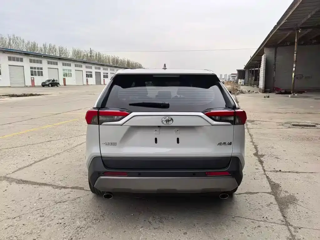 Toyota RAV4 — фото 5