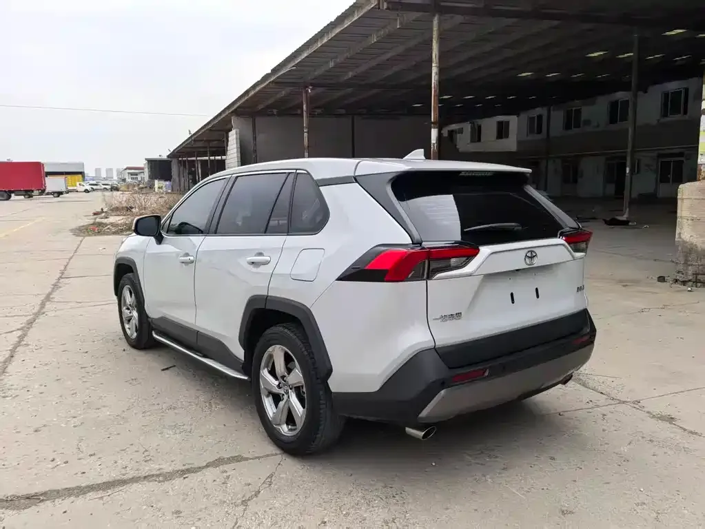Toyota RAV4 — фото 9