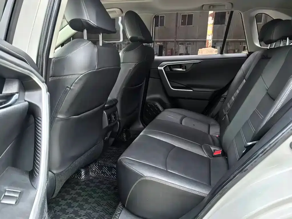 Toyota RAV4 — фото 7