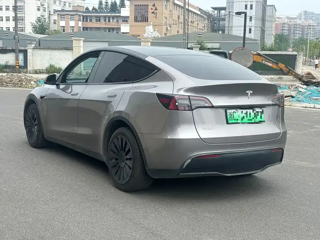 Tesla Model Y — фото 10