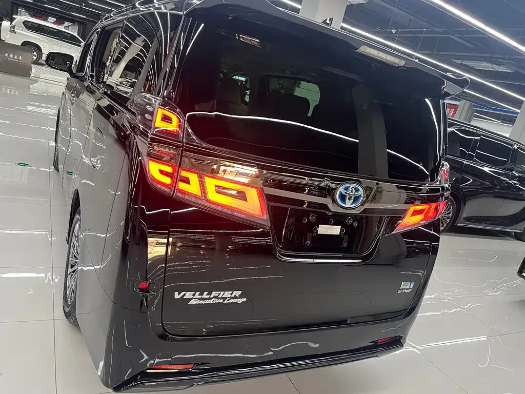 Toyota Vellfire — фото 2