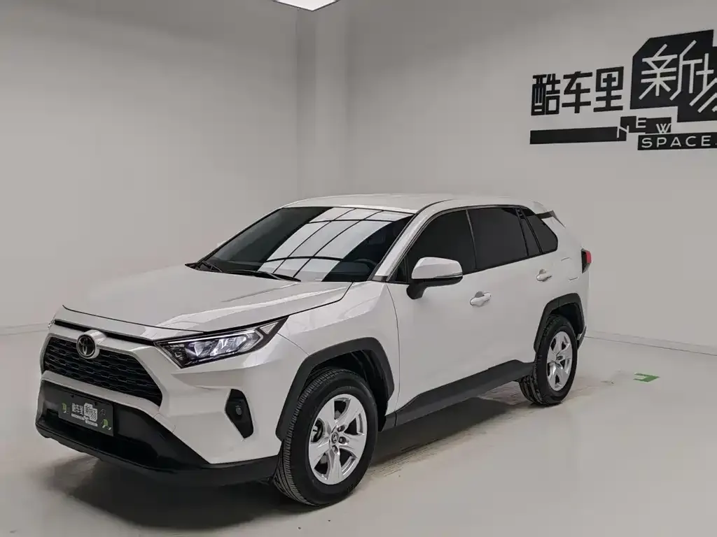 Toyota RAV4 — фото 1