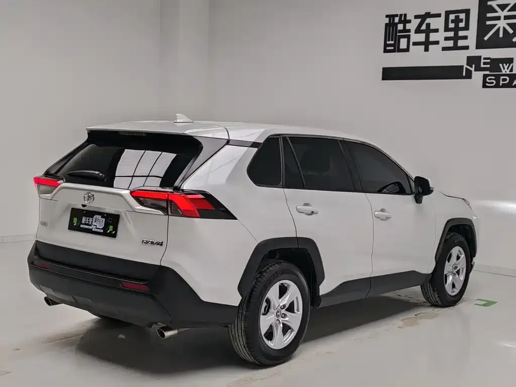 Toyota RAV4 — фото 5