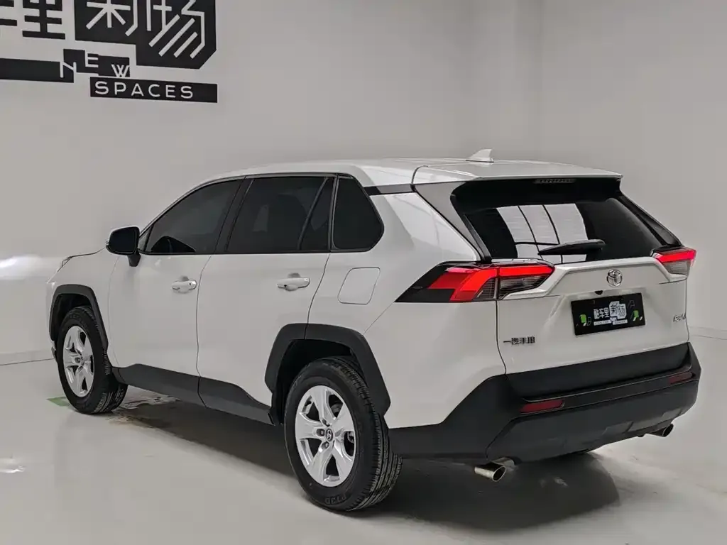 Toyota RAV4 — фото 6
