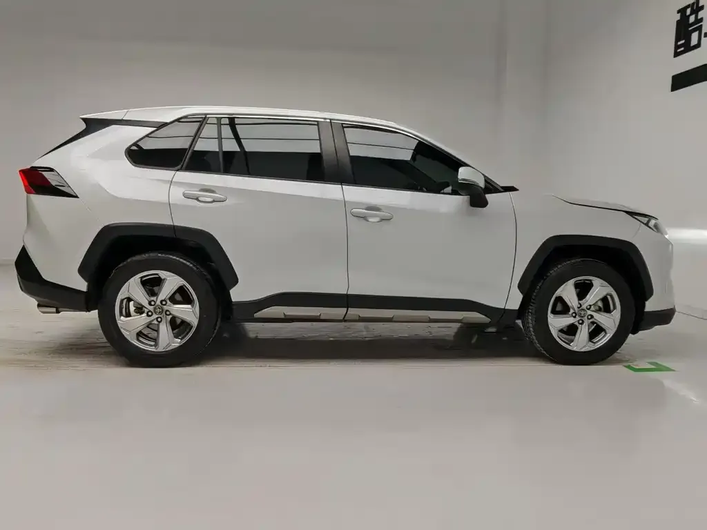 Toyota RAV4 — фото 4