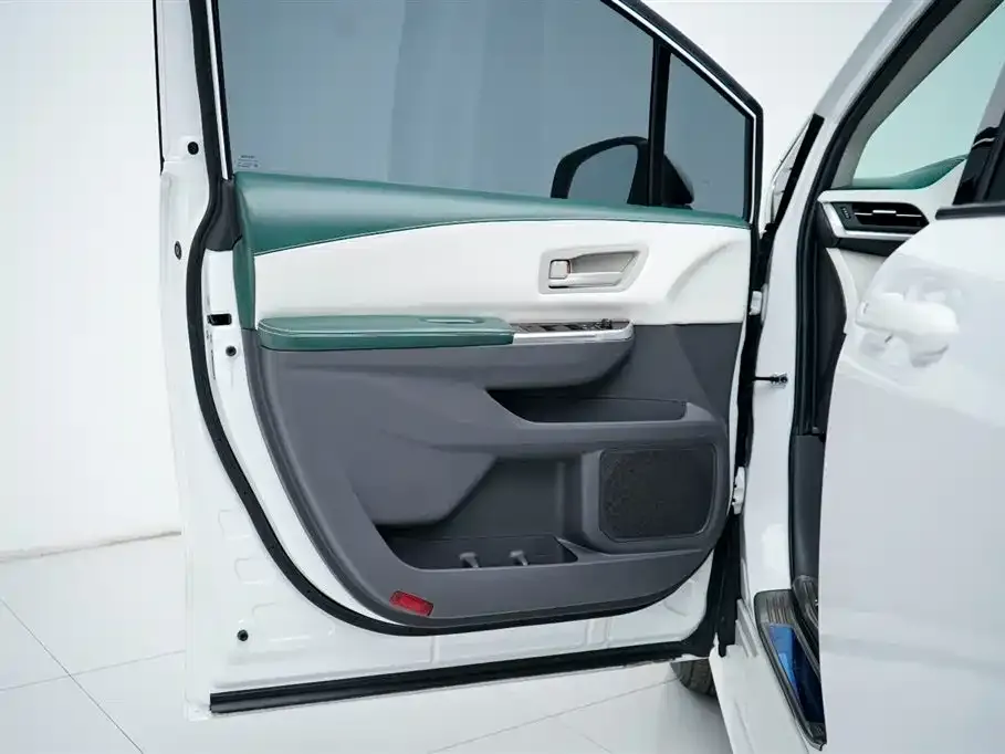 Toyota Sienna — фото 10
