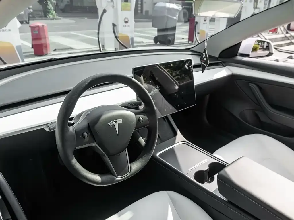 Tesla Model 3 — фото 3
