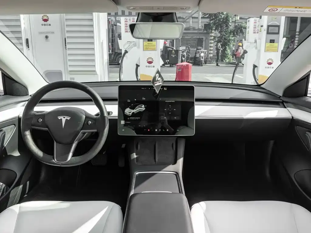 Tesla Model 3 — фото 9