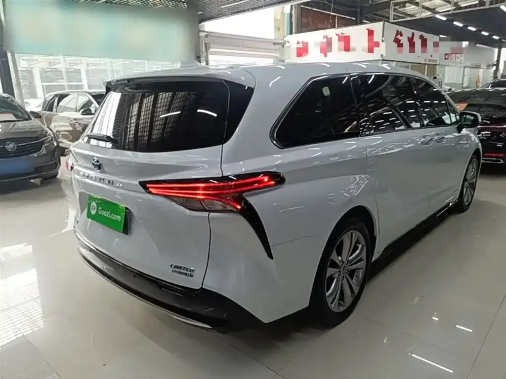 Toyota Sienna — фото 10