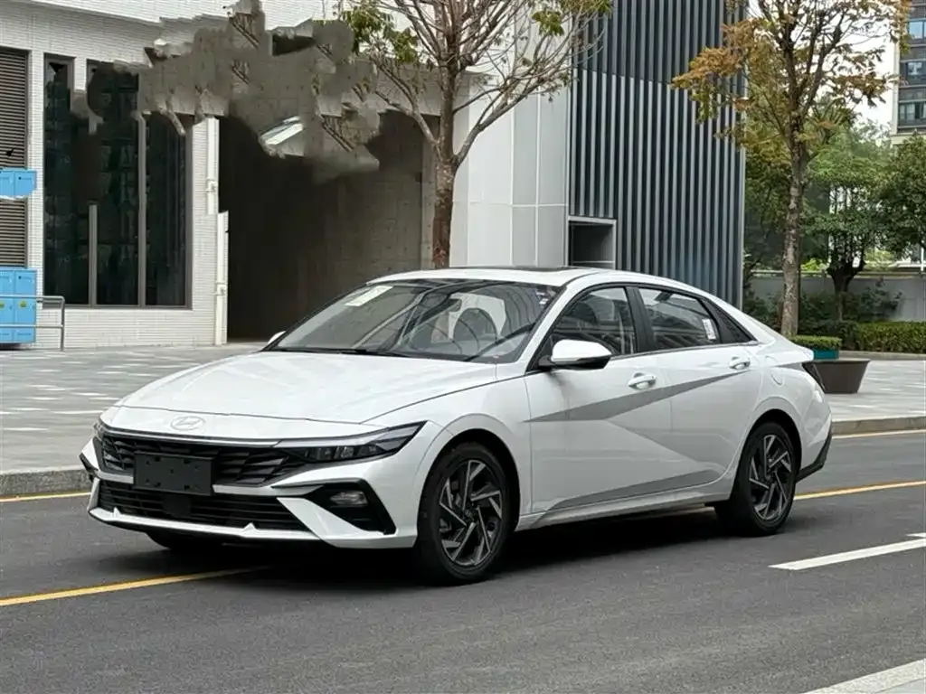 Hyundai Elantra — фото 1