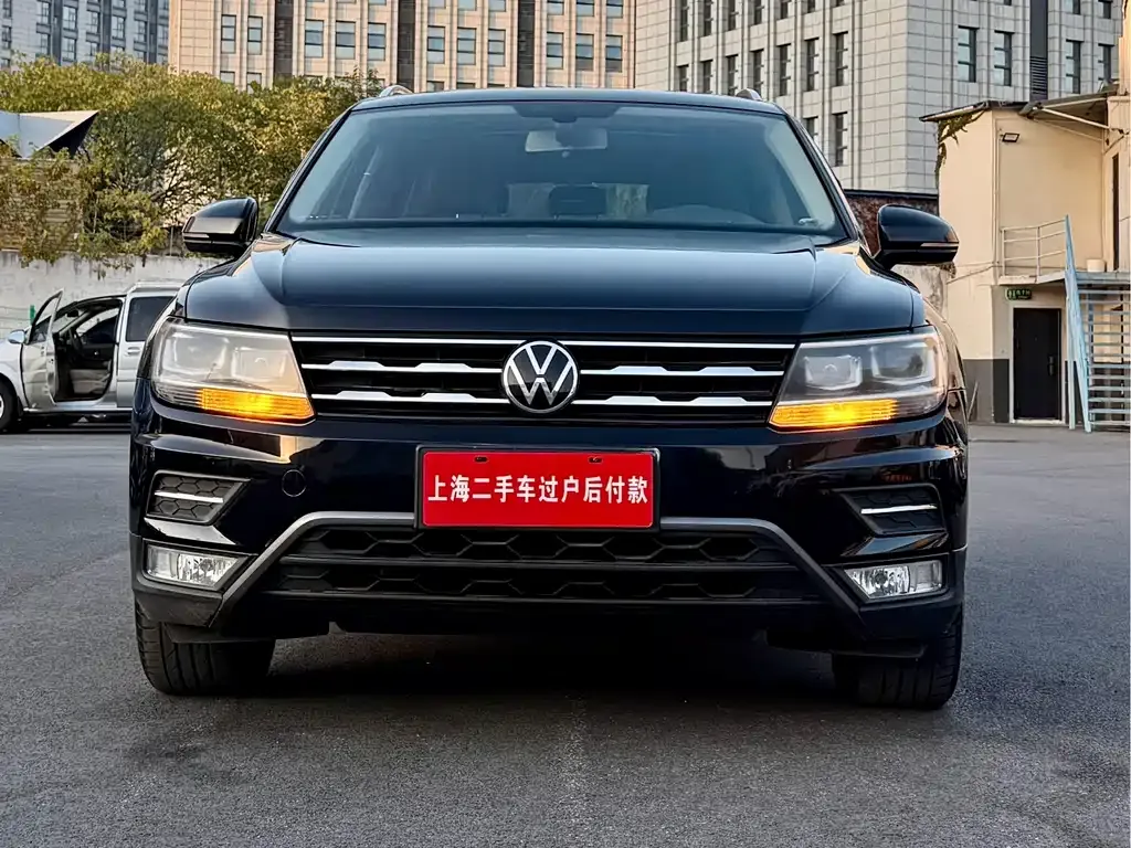 Volkswagen Tiguan L — фото 1