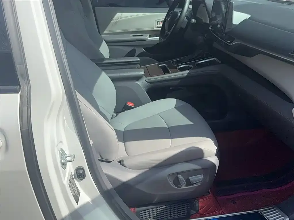 Toyota Granvia 2023 из CN, фото 4