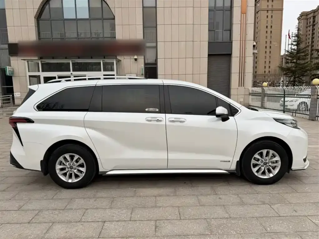 Toyota Granvia 2023 из CN, фото 10