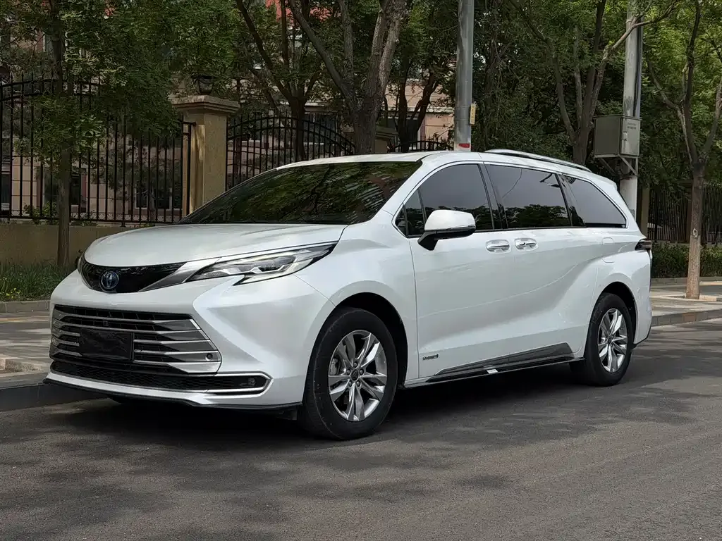 Toyota Sienna 2023 из CN, фото 1