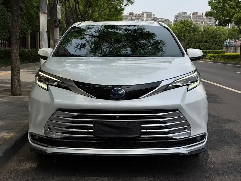 Toyota Sienna 2023 из CN, фото 2