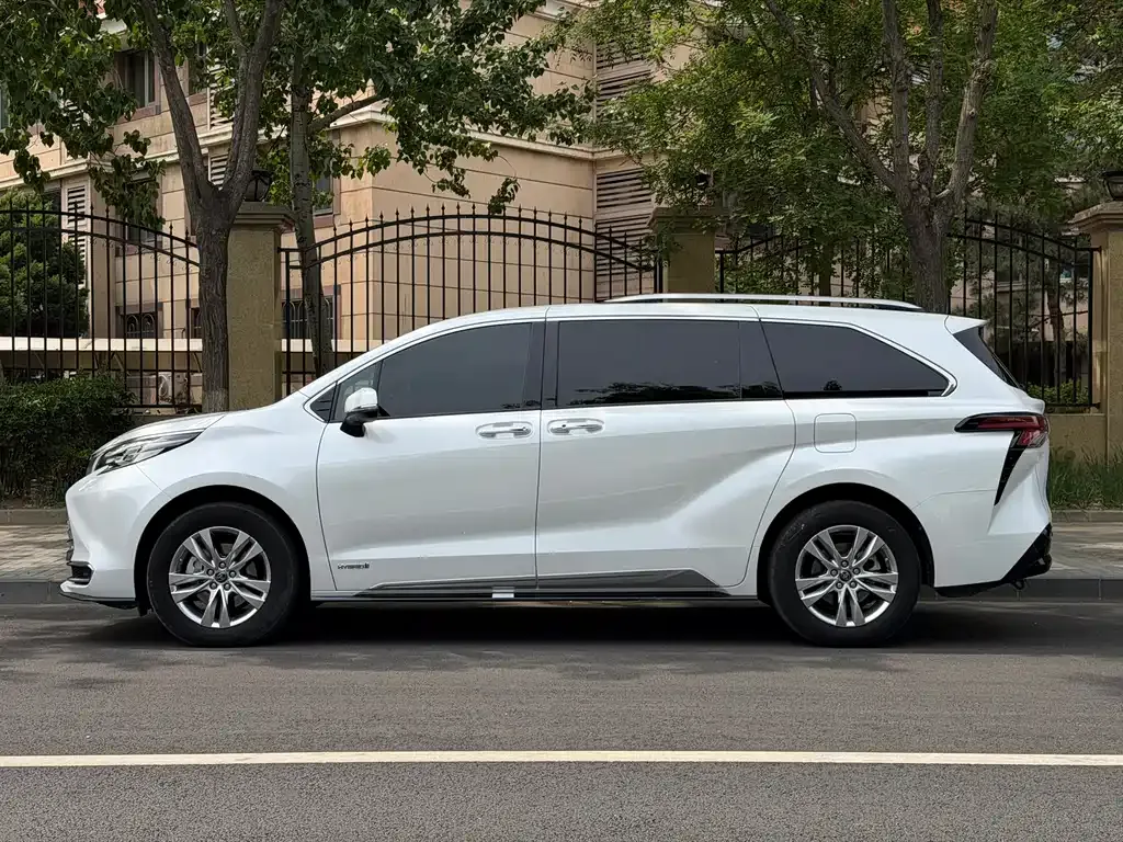 Toyota Sienna 2023 из CN, фото 8