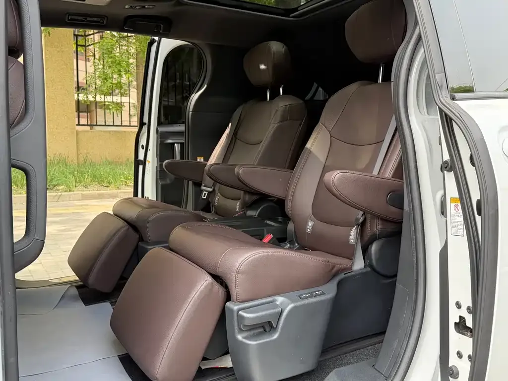 Toyota Sienna 2023 из CN, фото 3