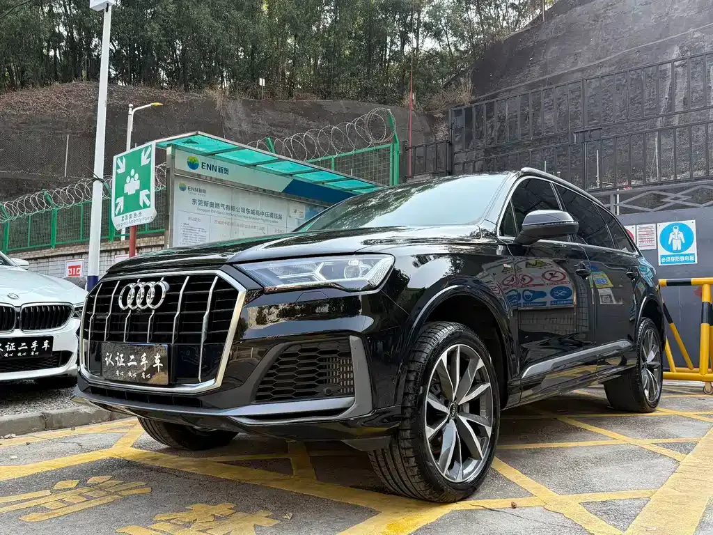 Audi Q7 — фото 1