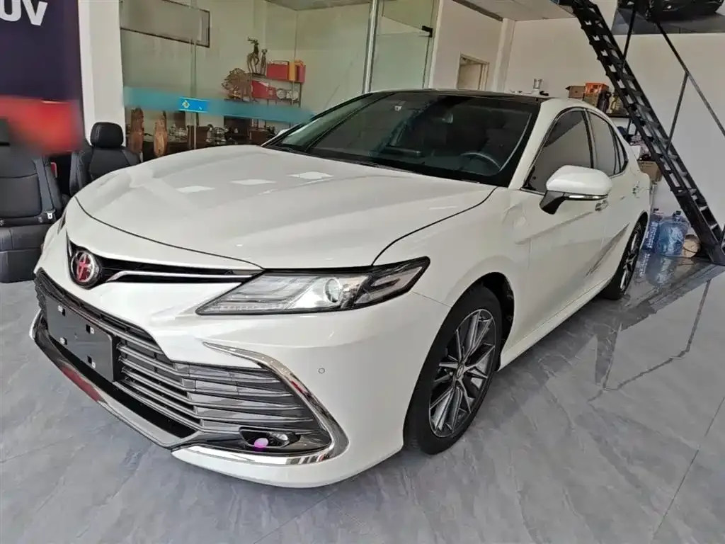 Toyota Camry — фото 1