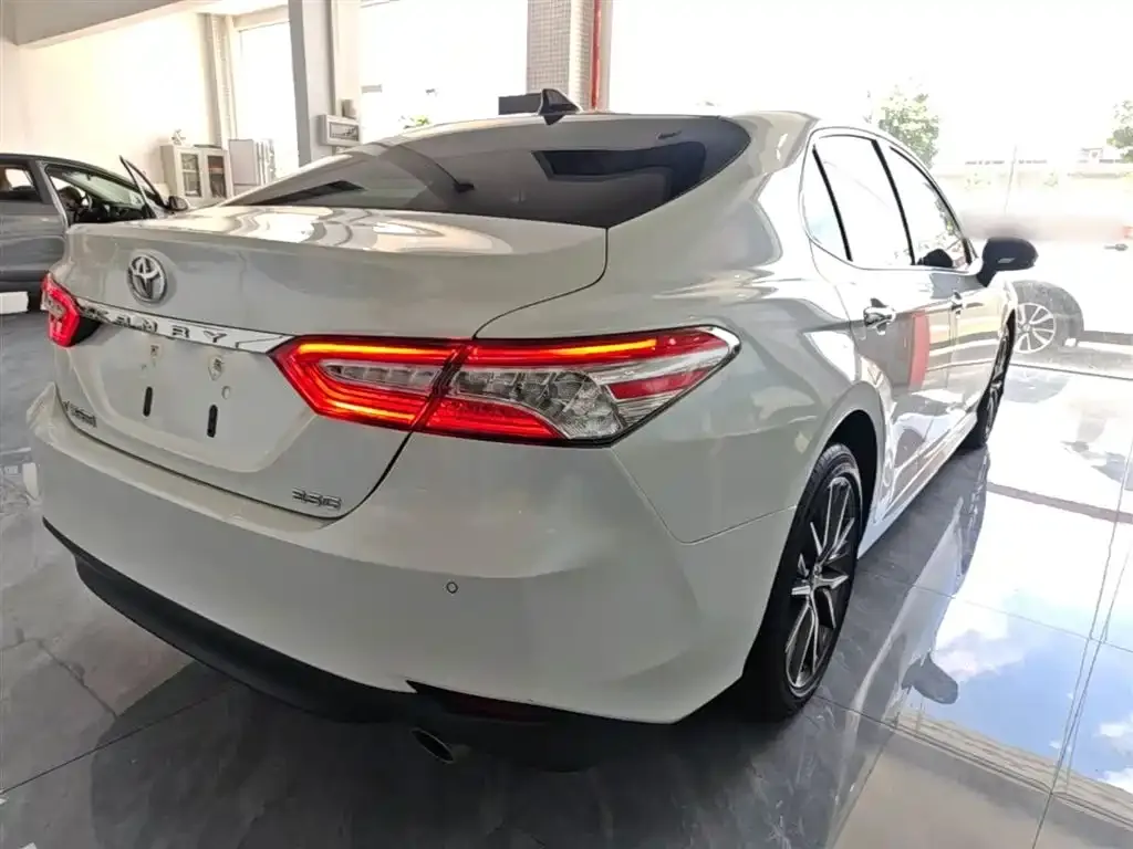 Toyota Camry — фото 5