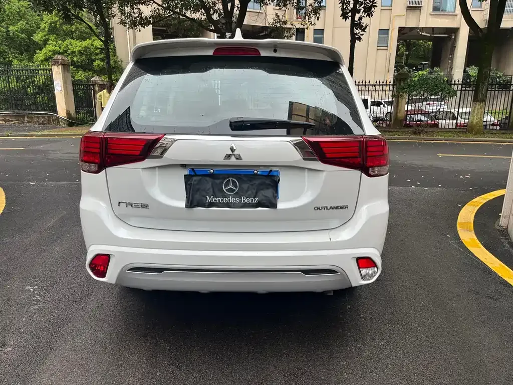 Mitsubishi Outlander 2023 из CN, фото 7
