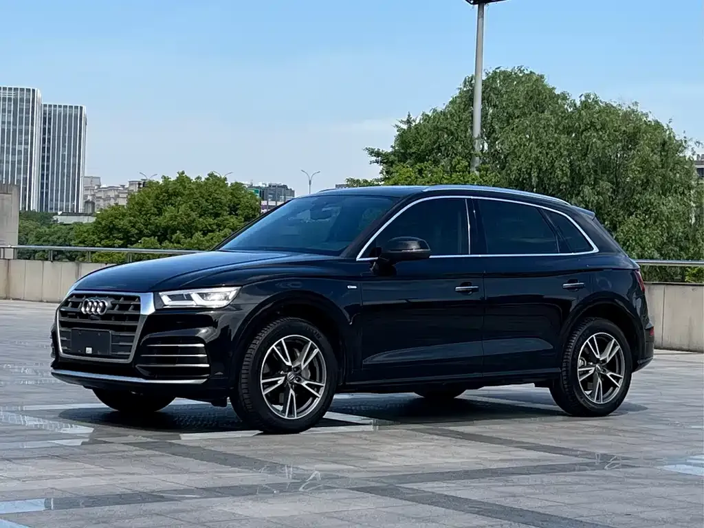 Audi Q5L — фото 1