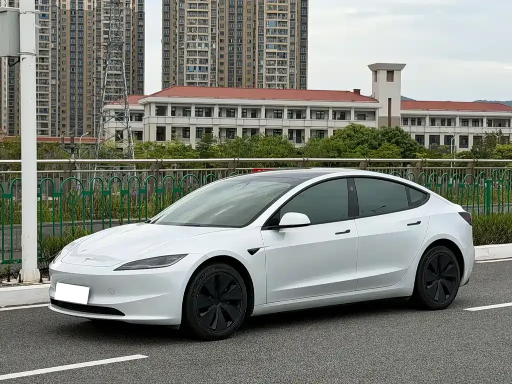 Tesla Model 3 — фото 1