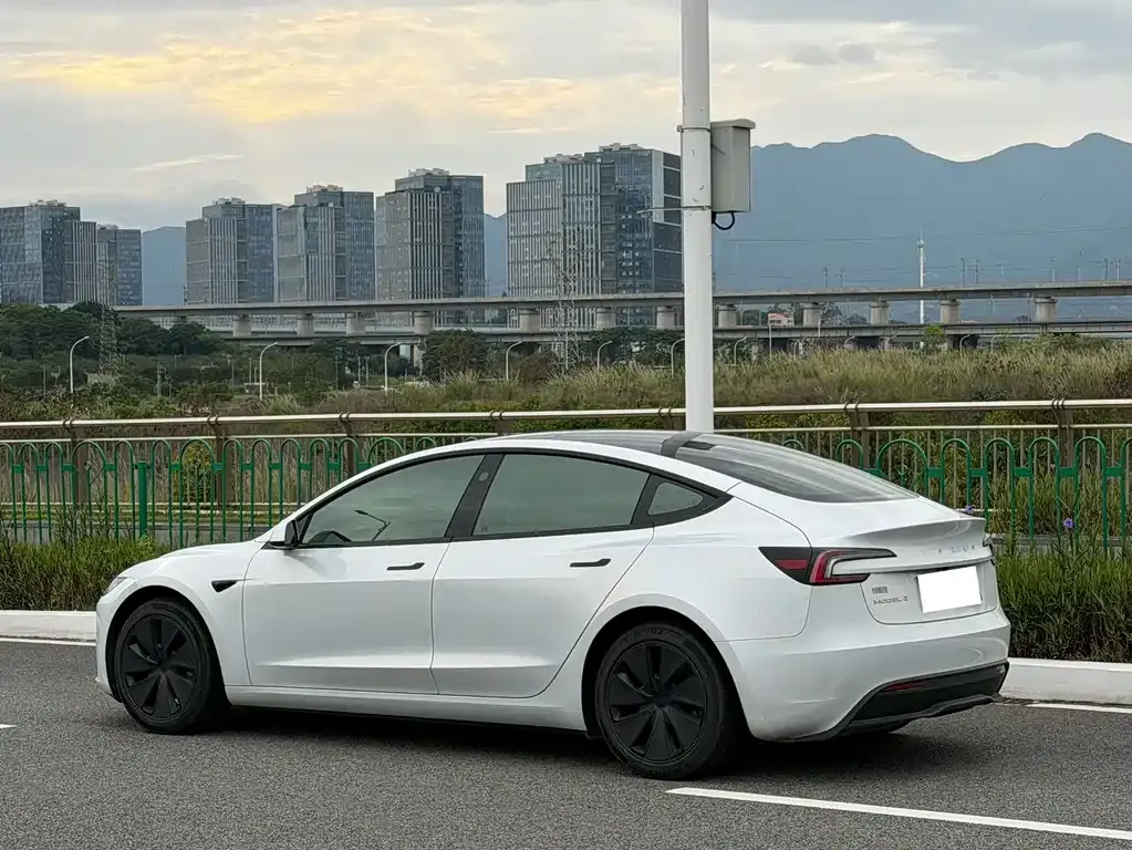 Tesla Model 3 — фото 2