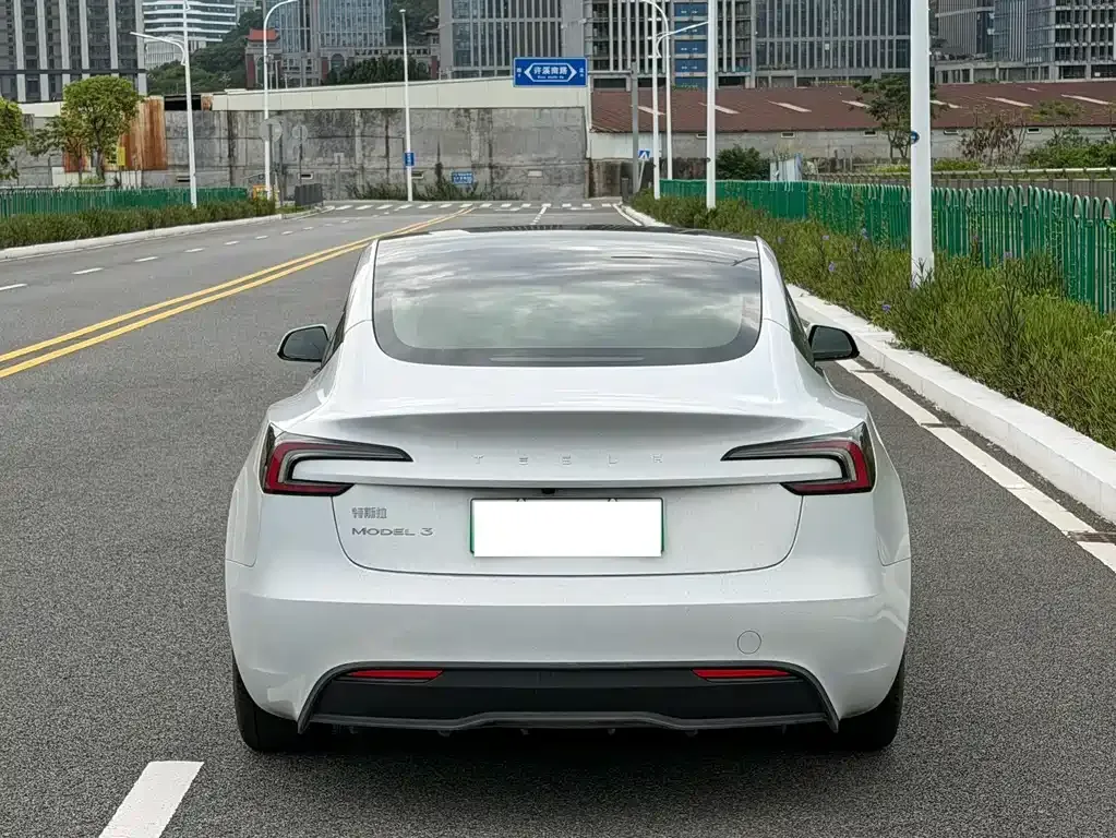 Tesla Model 3 — фото 5