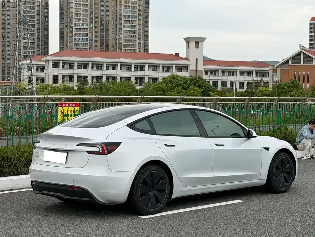 Tesla Model 3 — фото 6
