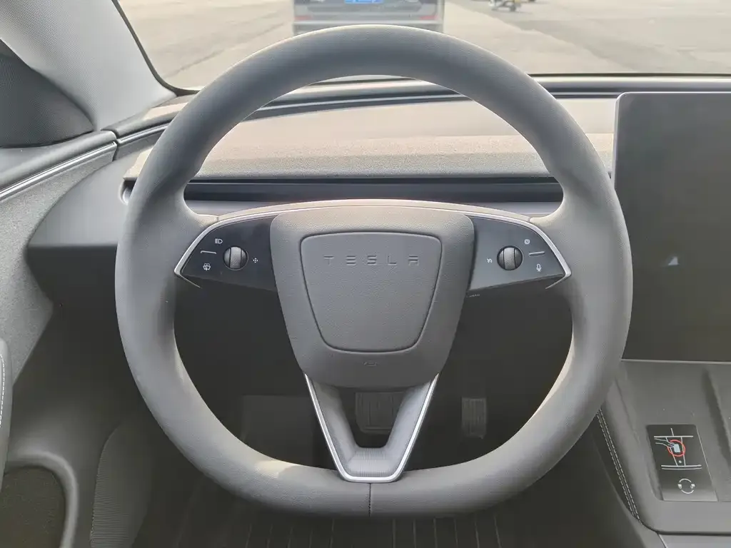 Tesla Model 3 — фото 4