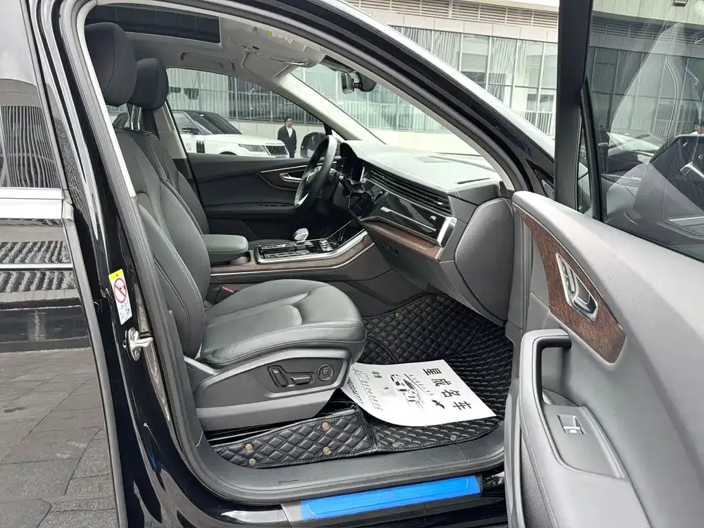 Audi Q7 2024 из CN, фото 8
