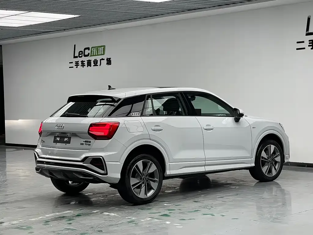 Audi Q2L — фото 6