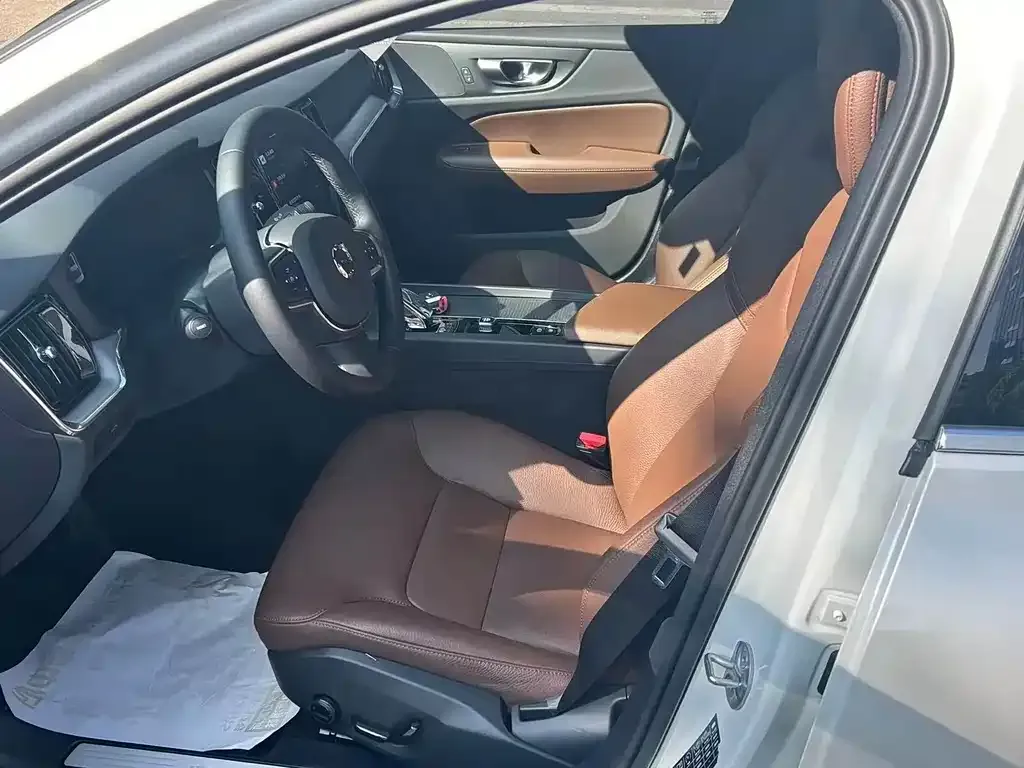Volvo S60 2023 из CN, фото 3