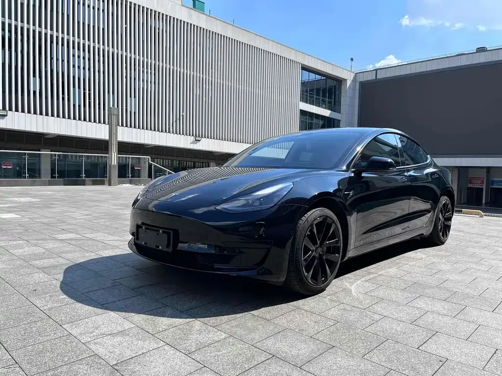 Tesla Model 3 — фото 1