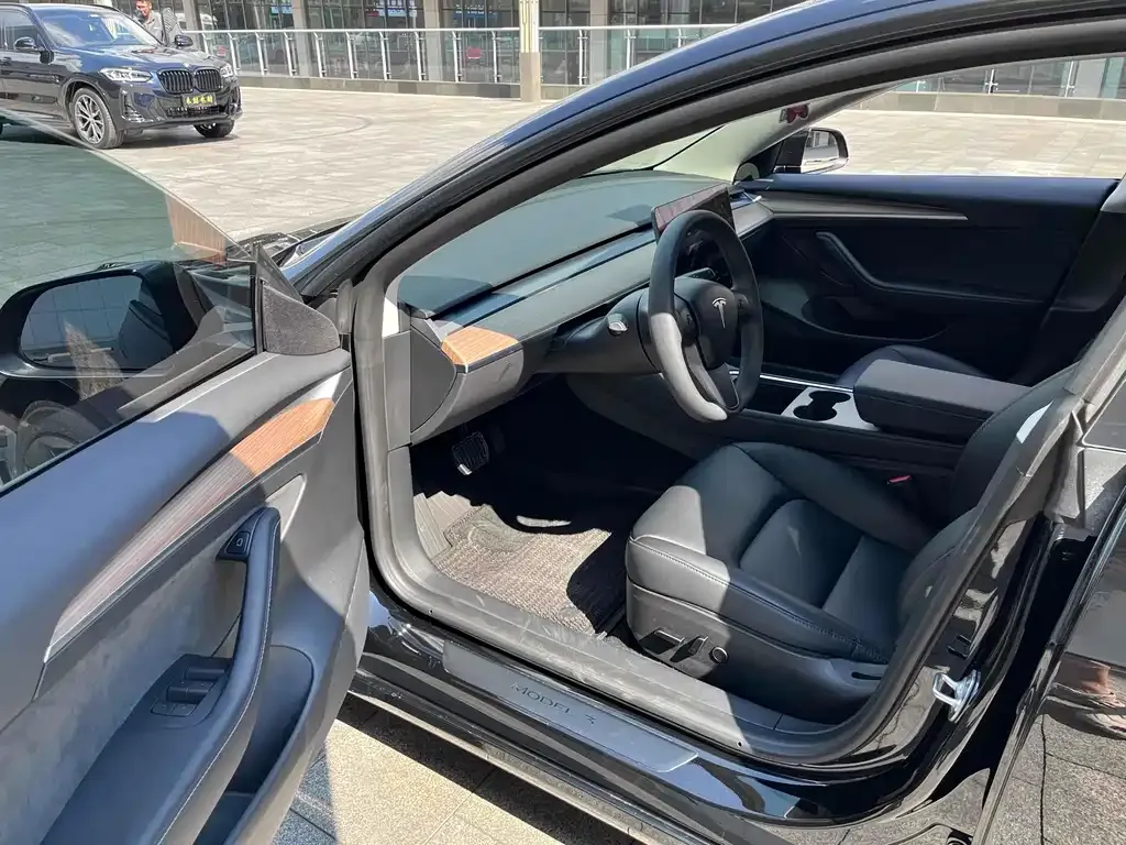 Tesla Model 3 — фото 4