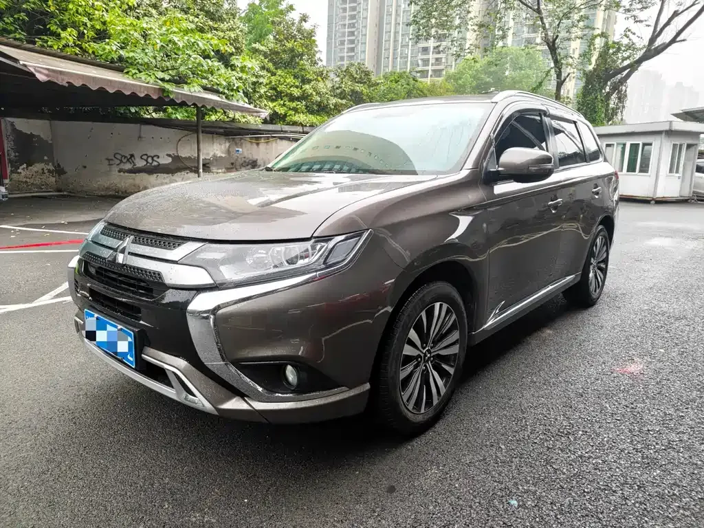 Mitsubishi Outlander — фото 1