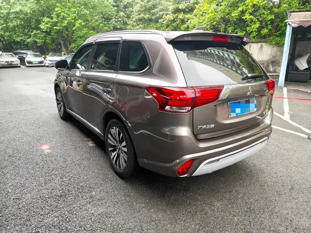 Mitsubishi Outlander — фото 9