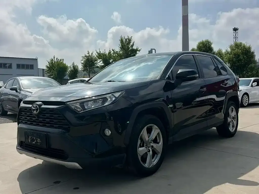 Toyota RAV4 — фото 1