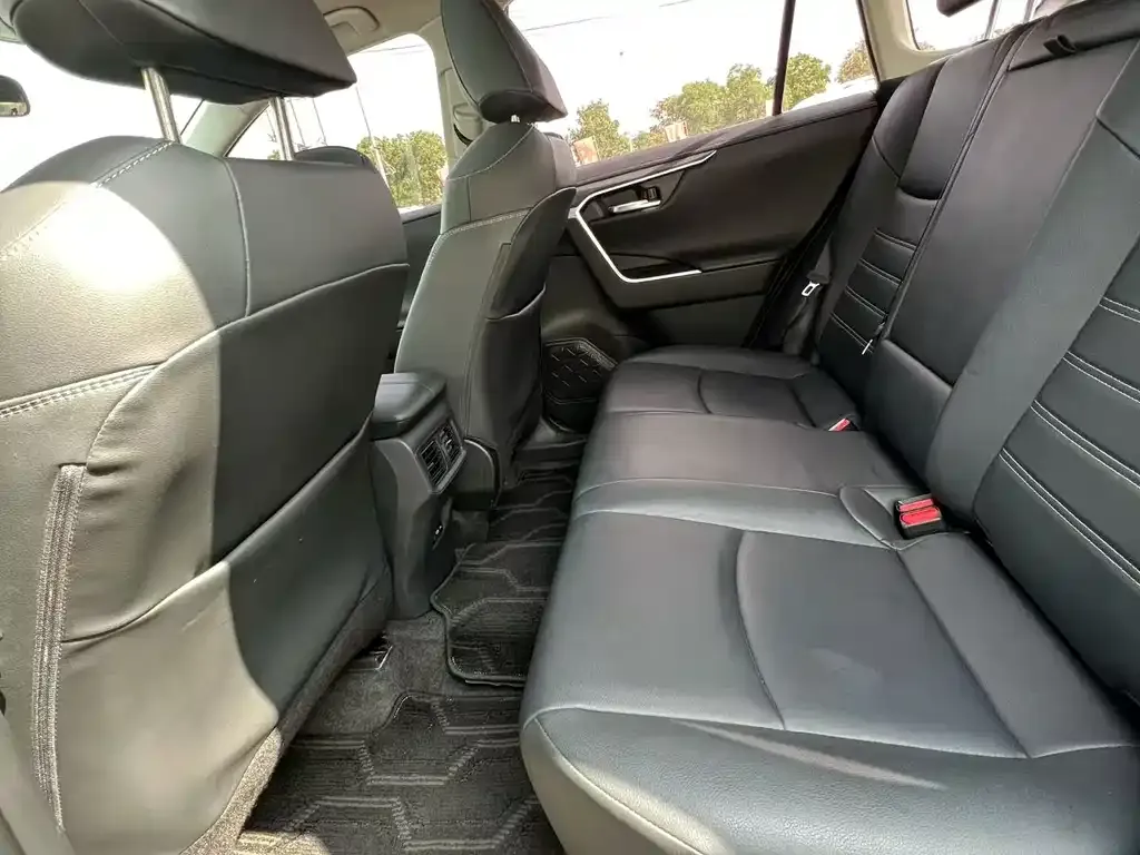Toyota RAV4 — фото 6