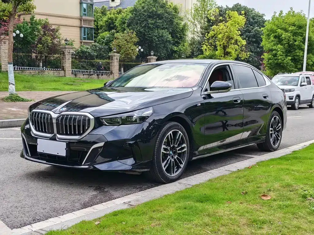 BMW 5 Series — фото 1
