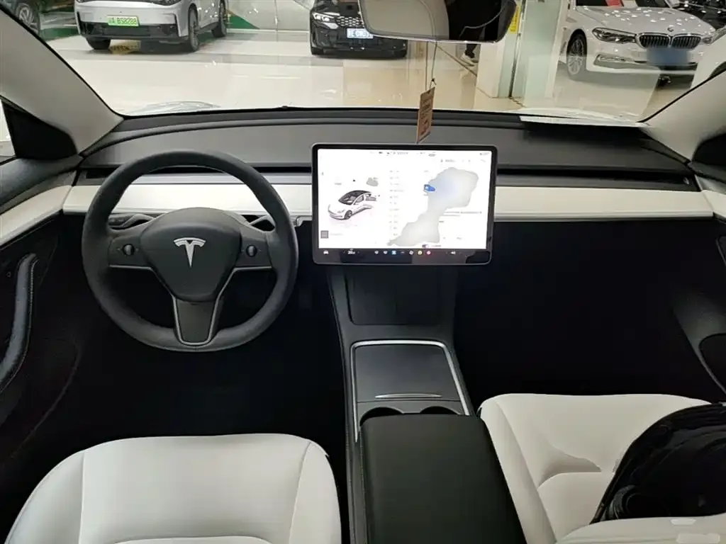 Tesla Model 3 — фото 4