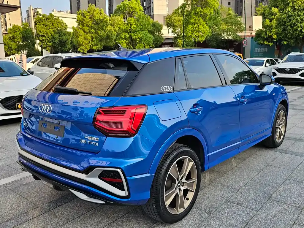 Audi Q2L — фото 10