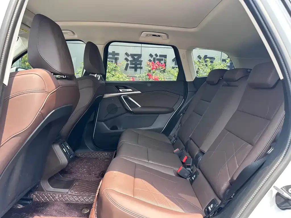BMW iX1 2025 из CN, фото 9
