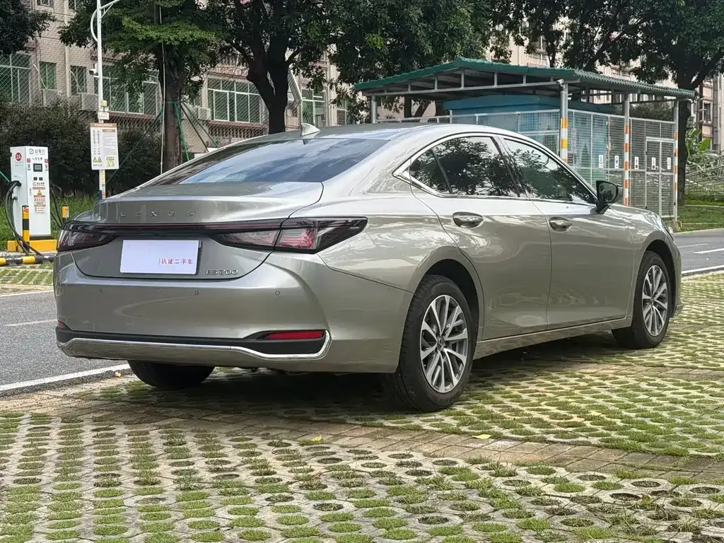Lexus ES — фото 6