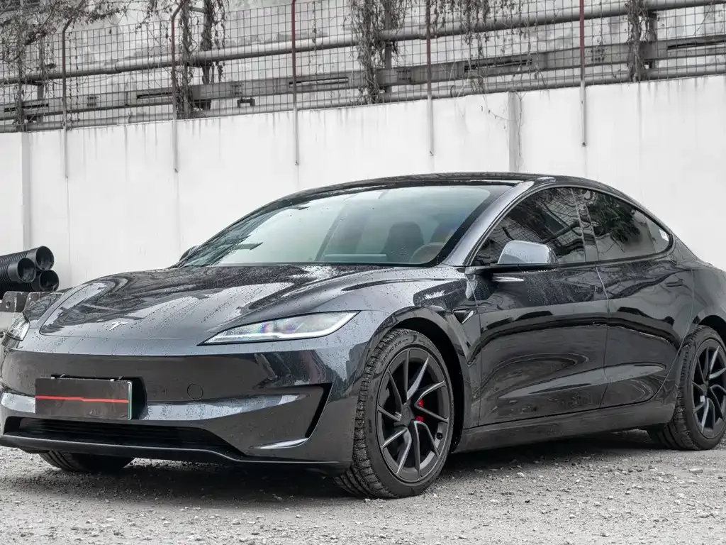 Tesla Model 3 — фото 1