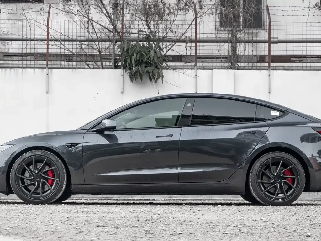 Tesla Model 3 — фото 3