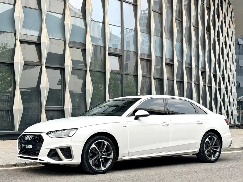 Audi A4L — фото 1